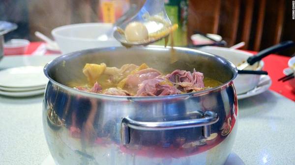 Canh vịt hầm bằng than củi truyền thống độc đáo