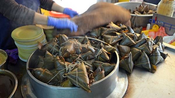 Bánh Zong Zi của Tainan có lớp vỏ gạo mềm dai, kèm phần nhân đậm đà.