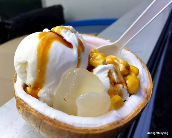 Kem dừa tươi ngon tại chợ Chatuchak Bangkok gồm kem dừa lớn, dừa bào mỏng, thạch thốt nốt, bí đỏ hay bắp và nước dừa xiêm