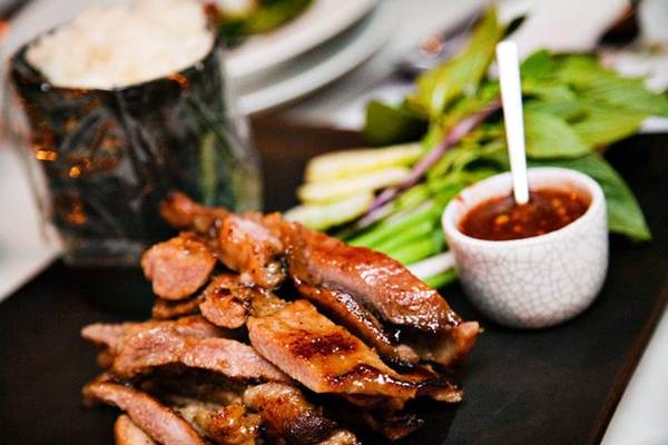 Moo Yang thịt lợn nướng mật ong ngọt thơm dai mềm tại chợ Chatuchak Bangkok