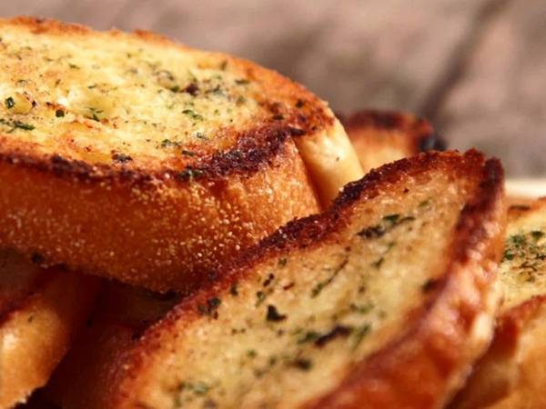 Bánh mì tỏi giòn mềm với tỏi băm thơm béo tại chợ Chatuchak