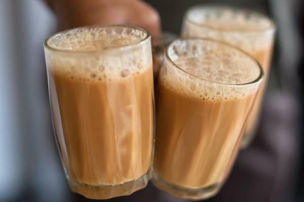 Trà sữa Thái Teh Tarik pha với sữa và đá tại chợ Chatuchak