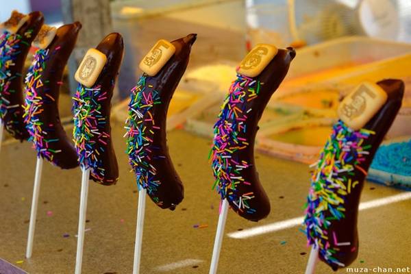Choco banana, món chuối đông lạnh phủ chocolate và các loại hạt, cốm ngọt bên ngoài luôn có sức hấp dẫn. Món ăn này có phần chuối vừa lạnh, vừa dẻo kết hợp với hương thơm, vị đắng của chocolate và các loại hạt đính kèm. Mỗi cây choco banana có giá 35 baht. Ảnh: Muza-chan.