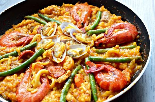 Paella là món cơm chiên hải sản đặc biệt của Tây Ban Nha với hương vị đậm đà, màu sắc phong phú. Paella là một trong những ngoại binh hiếm hoi được yêu thích ở chợ đêm trứ danh này. Mỗi phần có giá khoảng 150 baht. Ảnh: butterloveaffair.