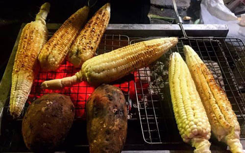 Ngô khoai nướng món nướng Hà Nội vỉa hè