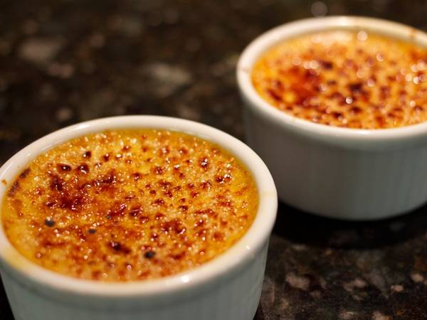 Crème brûlée (Pháp): Đây là món tráng miệng được yêu thích nhất nước Pháp, với phần bánh trứng béo ngậy, phủ một lớp caramel giòn có màu nâu bắt mắt.