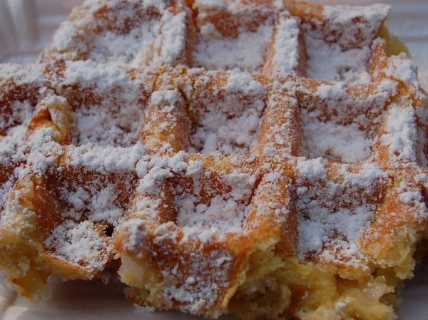 Bánh waffle (Bỉ): Bánh waffle có nguồn gốc từ Bỉ và là món ăn vặt được yêu thích ở đây. Món bánh ngậy bơ này ăn ngon nhất khi còn nóng, rắc thêm bột đường hoặc ăn kèm bơ Nutella.