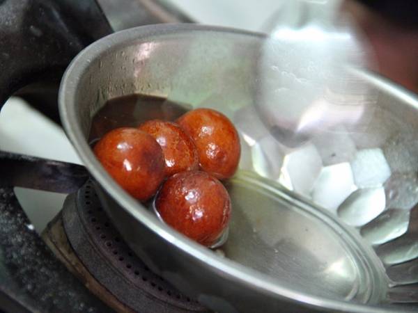 Gulab jamun (Ấn Độ): Gulab jamun là một trong những món tráng miệng được yêu thích nhất ở Ấn Độ. Được mô tả giống như bánh donut nhúng si-rô ngọt, gulab jamun làm từ bột sữa và được rán trong ghee - một loại bơ.