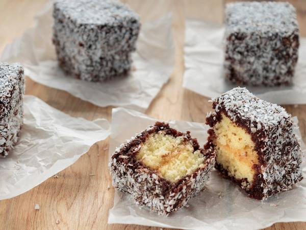 Lamingtons (Australia): Lamingtons là bánh xốp vàng được làm hình vuông, phủ chocolate và rắc bột dừa.