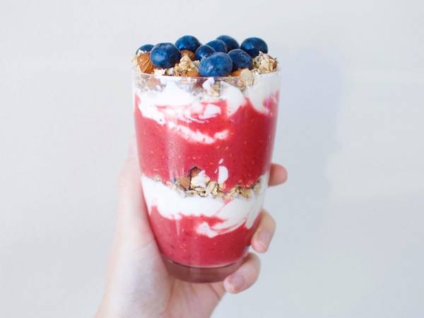 Skyr (Iceland): Skyr đã là một phần ẩm thực Iceland trong hàng nghìn năm. Món tráng miệng giống như sữa chua này được ăn lạnh với sữa, đường và hoa quả.