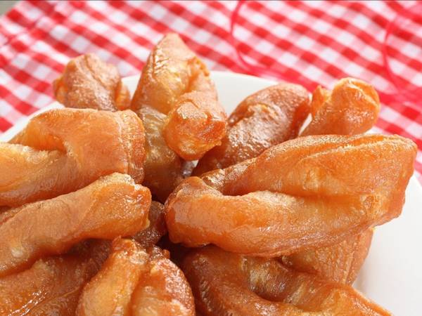 Koeksisters (Nam Phi): Thường được ăn lúc uống trà, koeksisters là món tráng miệng được làm từ các dải bột xoắn lại, rán giòn và sau đó nhúng vào si-rô đường lạnh.