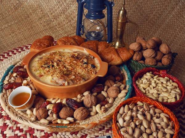 Om ali (Ai Cập): Om ali là phiên bản Ai Cập của món pudding bánh mì, được làm từ bột bánh ngàn lớp, sữa, đường, vani, nho khô, bột dừa và nhiều loại hạt.