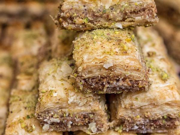 Baklava (Thổ Nhĩ Kỳ): Là một trong những đặc sản của Thổ Nhĩ Kỳ, baklava gồm nhiều lớp bột mỏng với hỗn hợp các loại hạt giã nhỏ ở giữa. Các lớp kết dính với nhau nhờ si-rô hoặc mật ong.