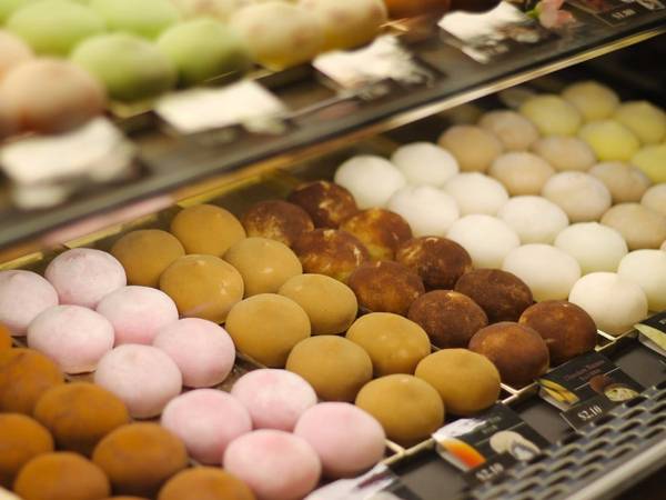 Mochi (Nhật Bản): Tên loại bánh này bắt nguồn từ mochigome - một loại gạo nếp. Gạo được nấu chín, giã mịn và sau đó nặn thành hình tròn, với nhiều loại nhân khác nhau như đậu đỏ, trà xanh, kem… Mochi được làm và bày bán quanh năm, phổ biến nhất là vào dịp năm mới.
