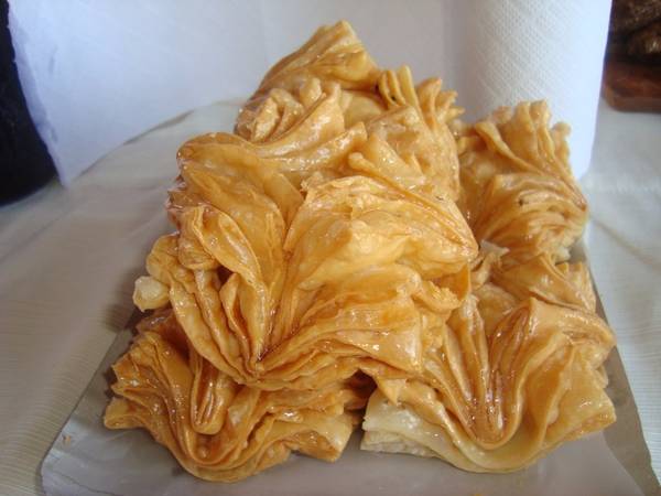 Pastelitos (Argentina): Thường được ăn vào ngày Độc lập của Argentina, pastelitos là bánh nướng với nhân mộc qua hoặc khoai lang, rán giòn và rắc thêm đường trang trí.