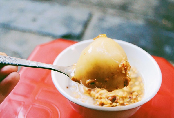 Bánh trôi tàu Mỗi bát luôn có 2 viên bánh trôi, một vị vừng đen, một vị đậu xanh. Điều đặc biệt của món bánh trôi tàu nằm ở khâu chế biến nước gừng. Đường để nấu phải là đường phên, đậm mùi mía, mang màu nâu đỏ. Vị ngọt của đường tan trong những lát gừng nóng, sôi sình sịch trên bếp lò, đổ ngập cái bánh nóng và rắc thêm ít lạc rang là đủ làm ấm cơ thể vừa đi ngoài đường lạnh về. Một trong những quán bán bánh trôi ngon ở Hà Nội là của gia đình cố nghệ sĩ Phạm Bằng trên phố Hàng Giày. Tuy nhiên, quán này đã nghỉ bán.