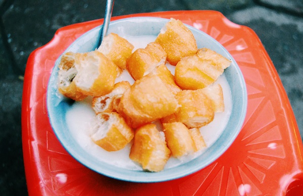 Cháo sườn quẩy Những ngày trời trở lạnh, ngõ Huyện và Lý Quốc Sư trở nên đông đúc hơn ngày thường do nhiều người tìm tới các quán bán cháo sườn vỉa hè. Một số địa điểm bán cháo sườn được người dân thủ đô yêu thích là trong chợ Đồng Xuân hoặc cháo sườn Cô Là.