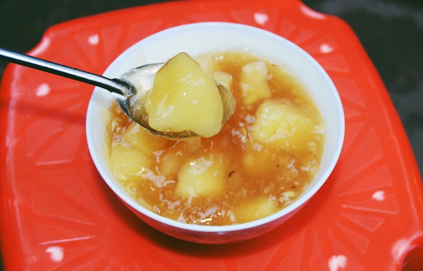 Chè sắn Theo kinh nghiệm của nhiều người Hà Nội, sẽ thật thiếu sót nếu ăn cháo sườn xong mà không tráng miệng thêm bằng một bát chè sắn bán gần đó. Miếng sắn thái nhỏ, nấu chung với đường và nước gừng giúp người ăn ấm bụng, có thể xua đi cái lạnh đầu đông ngay tức thì.