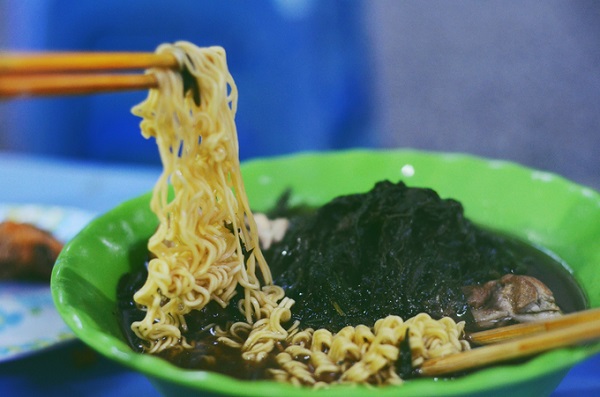 Mỳ gà tần Trước đây, người gốc Hoa sống ở khu phố cổ khá đông. mang theo nhiều nét ẩm thực Trung Quốc như các món mỳ vằn thắn, chí mà phù, bánh trôi tàu, lục tàu xá. Một trong những món ăn còn tồn tại tới giờ là các món tần với ngải cứu, nổi bật nhất là mỳ gà tần. Nằm trong trục phố thuốc Đông Y, các quán mỳ gà tần ở phố Hàng Bồ, phố Thuốc Bắc luôn có các vị thuốc bồi bổ sức khỏe. Những ngày này, quán mỳ gà tần ở góc ngã tư Hàng Cân - Lương Văn Can luôn chật kín khách. Dẫu phải ngồi ngay sát đường xe qua lại nhưng chẳng thực khách nào phật ý, chỉ chờ bát mỳ gà phơm thức, nóng hổi được bưng ra.
