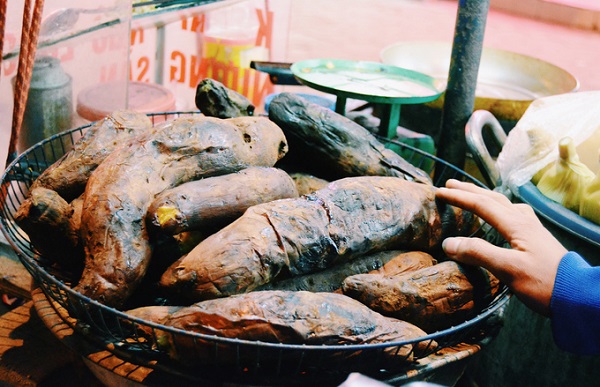 Ngô, khoai nướng Được bán gần như quanh năm nhưng mùa đông mới là thời điểm các món dân dã như khoai nướng, ngô luộc, ngô nướng hay sắn luộc được "lên ngôi". Món ăn dân dã gợi lại trong ký ức mỗi người về tiếng rao đêm lanh lảnh, về một thời gian khó nhưng đầy xúc cảm.