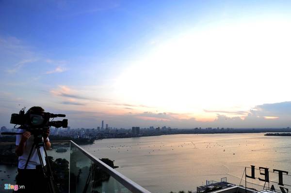 Hồ Tây còn là nguồn cảm hứng cho các nhiếp ảnh gia, nhà quay phim, cho ra đời những tác phẩm phong cảnh tuyệt đẹp về thủ đô của Việt Nam.