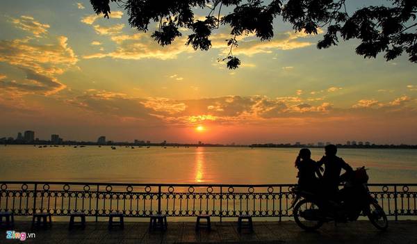 Ở vào thời Hai Bà Trưng, bến này thông với sông Hồng. Bao bọc quanh hồ là rừng cây gồm nhiều loại thực vật chính như tre ngà, bàng, lim, lau sậy, gỗ tầm... cùng một số loài thú quý hiếm sinh tồn.