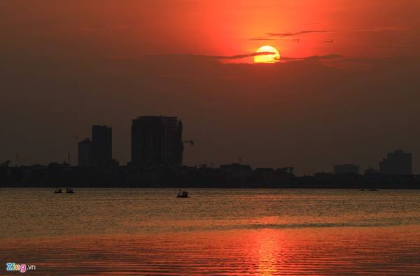 Hồ Tây vẫn được khai phá, cải tạo vào thời nhà Trần. Công chúa Túc Trinh con Vua Trần Thánh Tông (1258-1278) rời cung điện ra vùng Bắc Kinh thành Thăng Long, rồi bỏ tiền phát chẩn, cấp giống vốn cho dân nghèo làm ăn sinh sống.