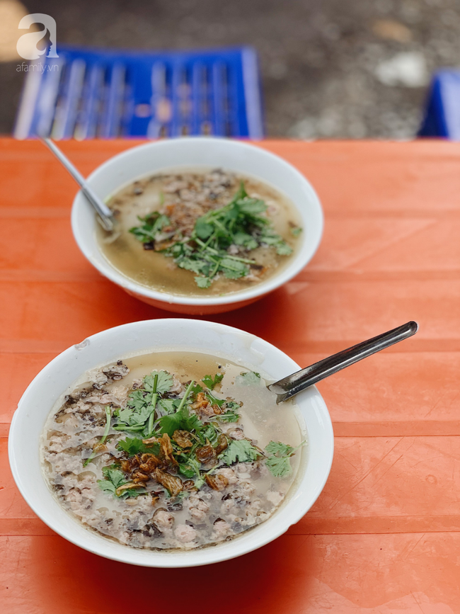 Bánh đúc nóng Hà Nội ăn kèm rau thơm
