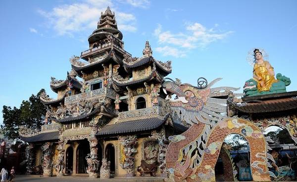 Chùa Linh Phước hay còn gọi là chùa Ve Chai - điểm đến không thể bỏ qua khi du lịch Đà Lạt