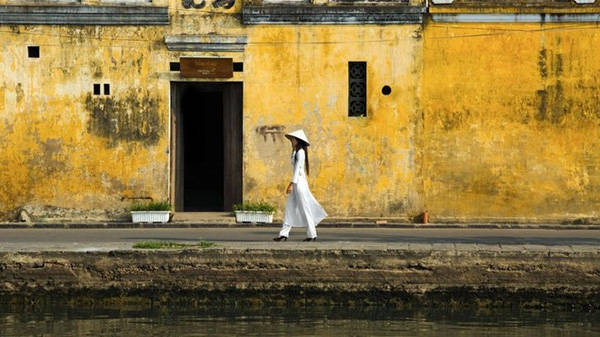 Hội An (tỉnh Quảng Nam) có những ngôi nhà thời Pháp, đền miếu Nhật Bản và nhà gỗ của thương gia Trung Quốc. Tuy nhiên, sự hợp nhất của văn hóa và phong cách kiến trúc không phải là điều làm nên ấn tượng duy nhất. Điều nổi bật nhất khi bước vào con phố cổ là màu vàng đậm đặc trưng của đa số nhà nơi đây.