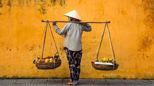 Thời gian trôi qua nhưng nhiều điều ở Hội An vẫn sống mãi, như hình ảnh những người gánh rau, hoa quả rong. Mỗi ngày, hàng trăm du khách đi qua khu phố cổ.