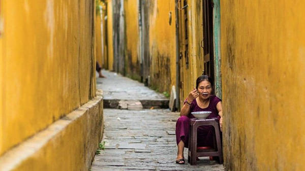 Sống ở phố cổ Hội An nhiều năm, bạn vẫn có thể khám phá ra những lối đi mới, phân nhánh ra nhiều con đường hẹp. Chúng còn giữ nguyên vẻ sơ khai, nhuộm màu vàng đặc trưng. Bạn sẽ bắt gặp nhiều bất ngờ từ cửa hiệu nơi đây.