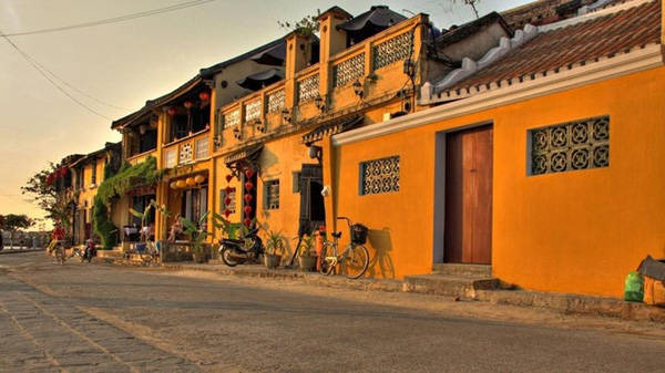 Nhiếp ảnh gia Réhahn - người có thời gian dài gắn bó với Hội An - nhận xét: “Hội An như một phòng tranh ngoài trời. Ánh sáng và những bức tường màu vàng tạo ra phông nền hoàn hảo cho bất kỳ chủ đề nào, không ngừng truyền cảm hứng cho tôi”.