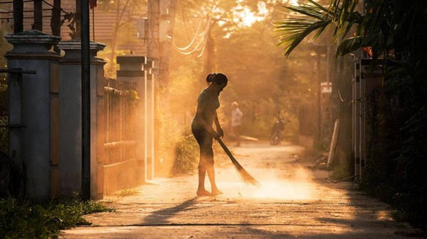 Cảnh mặt trời mọc ở Hội An mang nét hấp dẫn riêng. Ánh nắng chiếu vào bức tường vàng tạo nên cảnh buổi sáng đẹp mê hồn. Trong sự tĩnh lặng của ngày mới, tiếng động hiếm hoi bạn có thể nghe thấy là tiếng chổi của những người đang quét nhà, dọn đường.