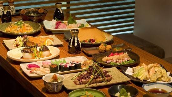 Các món ăn Nhật thường được chế biến thành các miếng vừa miệng trong quy tắc ăn uống Nhật Bản