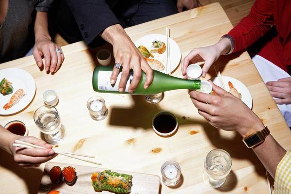 Rót rượu cho người khác là một trong những quy tắc ăn uống Nhật Bản cần nhớ