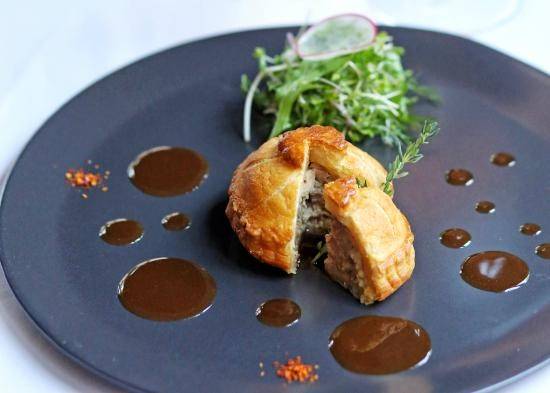 La Villa French nhà hàng TP HCM phong cách Pháp lãng mạn