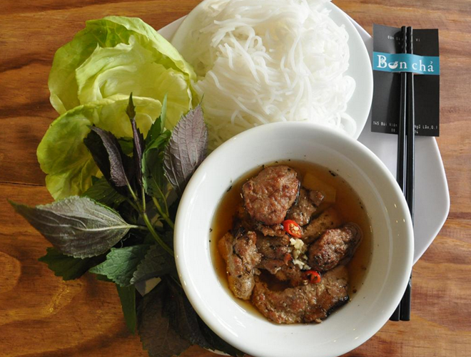 Bún chả Bùi Viện nhà hàng TP HCM bình dân khách Tây thích