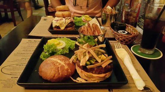 Soul Burger (Phan Bội Châu): Nhiều du khách quốc tế tới đây đã khẳng định chắc chắn sẽ quay lại để thưởng thức món bánh burger đậm đà giữa không gian đơn giản, thân thiện.