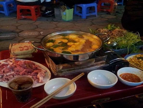 Lẩu riêu cua sườn sụn gầu bò:  Gần khúc giao với Nguyễn Công Trứ, quán lẩu chỉ bán buổi tối, những ngày lễ đông đến mức vừa bán vừa… đuổi khách. Một nồi nhỏ nhất cho 2 người chỉ 200.000 đồng với đĩa thịt đầy đặn. Ấn tượng của quán là sườn sụn giòn sần sật, dễ ăn chứ không bị cứng. Vì thế, nếu đôi bạn muốn thưởng thức lẩu riêu cua ngon rẻ ở đây thì nên đi sớm, tầm 6h – 6h30, để tránh tình trạng hết chỗ và bực mình vì không đuợc phục vụ tận tình. Các món ăn kèm như ngô chiên, khoai chiên, phồng tôm có giá 25.000 đồng một đĩa. Ảnh: Phương Nguyễn.