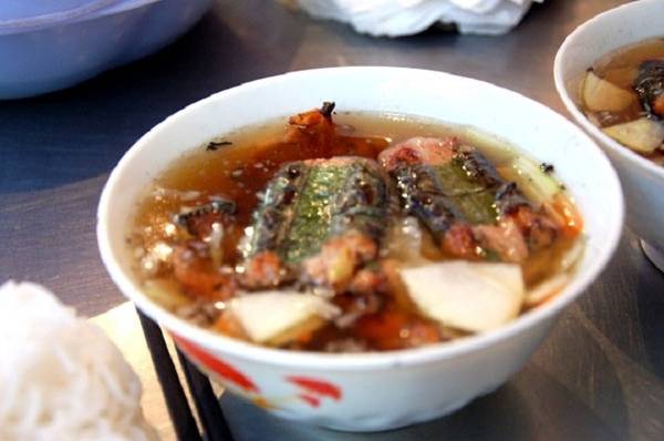 Bún chả que tre: Bún chả vẫn được kẹp que tre nướng trên than hoa theo đúng nét ẩm thực Hà Nội xưa. Miếng chả được bọc trong lá xương xông, nướng vàng thơm, ăn kèm bún và nước chấm rất vừa miệng, giá chỉ 30.000 đồng mỗi bát. Điểm đặc biệt thú vị ở quán là thứ gia vị độc đáo mà ít nơi nào có được, đó là nước giấm sấu, giấm me tự làm ăn với bún. Mỗi suất bún chả ngõ Đồng Xuân có giá 35.000 đồng. Điểm trừ khi ngồi ăn ở đây là hơi chật chội và ngồi lâu dễ bị ám khói từ bếp nướng chả. Ảnh: Ngoisao.