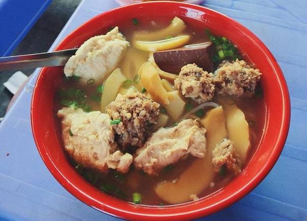 Bún mọc tiết: Quán ở phía sau chợ Đồng Xuân có thâm niên gần 20 năm với món bún mọc tiết lạ tai. Tô bún có vị đậm đà, miếng mọc to, thêm tiết và măng tạo vị chua chua dễ ăn. Nhiều người còn ưa thích quán này vì món quẩy khá ngon. Quán bán từ 6h sáng đến đêm, giá một bát là 20.000 đồng, đĩa quẩy giá 5.000 đồng. Ảnh: Lozi.