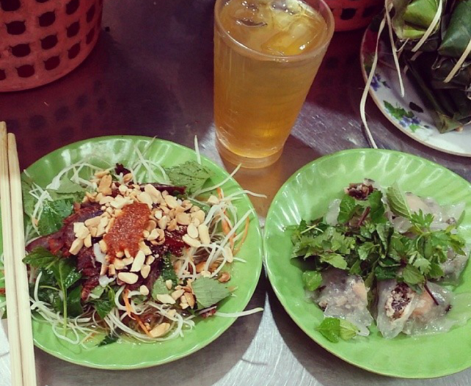 Nộm bò khô: Một đĩa nộm bắt mắt với bò khô cắt miếng to gần bằng ngón tay út, thịt bò mềm, ngọt, rau thơm, đu đủ sợi tươi, ngon trộn đều với nước sốt và lạc rang. Giá mỗi suất nộm khoảng 30.000 đồng. Ngoài nộm bò khô, quán bán bánh bột lọc, nem cuốn cũng được thực khách yêu thích. Ảnh: Hương Giang.