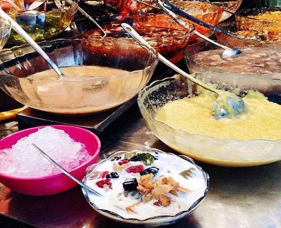 Chè: Chè trong ngõ chợ có rất nhiều loại, từ truyền thống như đỗ đen, ngô, bưởi, đậu đỏ… đến các loại chè Thái đa dạng, caramel, sữa chua nếp cẩm. Người Hà Nội vẫn yêu thích cốc chè đỗ đen trân châu truyền thống với vị thanh mát đúng chuẩn chè quê. Du khách thường chọn chè xuka hoặc các loại thập cẩm dễ ăn, vị ngọt mát. Giá một cốc từ 15.000 đồng. Các quán chè chỉ có ít chỗ ngồi, nếu đông khách, bạn phải đợi xếp chỗ. Ảnh: Hương Giang.