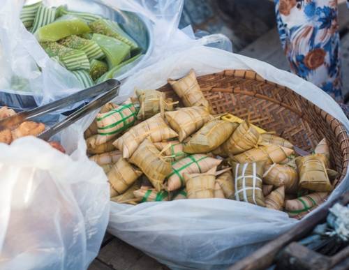 Quán ăn di động trên dòng Hậu Giang - Bánh ăn vặt