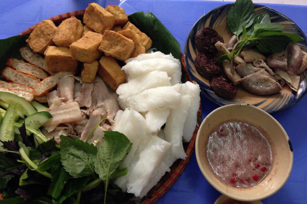 Trang Trần với quán ăn sao Việt chuyên bún đậu tại Sài Gòn