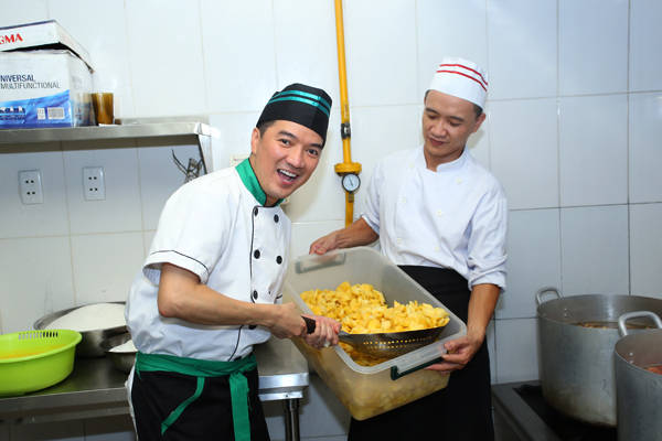 Mặt hàng được ưa thích nhất ở cửa hàng của anh là các loại cá