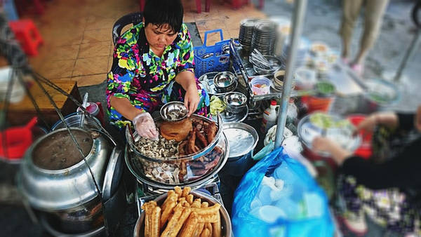 Cháo lòng Cô Giang - quán ăn quận 1 hơn 80 năm nổi tiếng với huyết tươi nấu theo kiểu Sài Gòn xưa