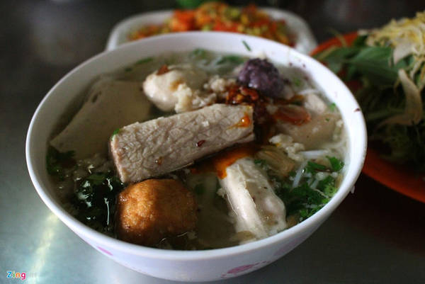 Bún mọc Thanh Mai với nhiều loại chả và nước dùng ngọt thanh