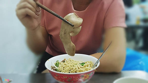 Mì cật dai mềm và ớt sa tế đậm đà tại quán Trương Định